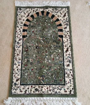 Muslim Green Namaz Mat in Abu Dhabi